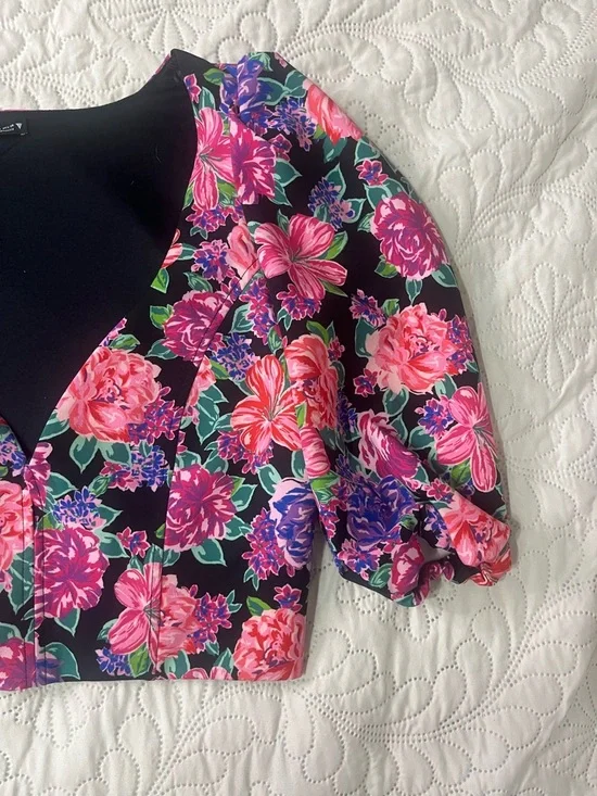 Zara Floral V-Neck Crop Top! With puff sleeves. Medium - Picture 3 of 6